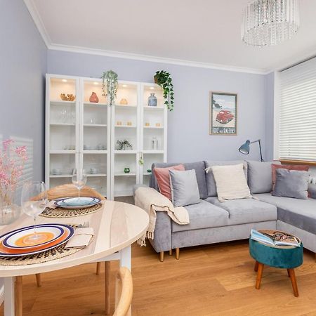 Cozy Pastel Two Bedroom Apartment In Central Gdynia By Noclegi Renters Bagian luar foto